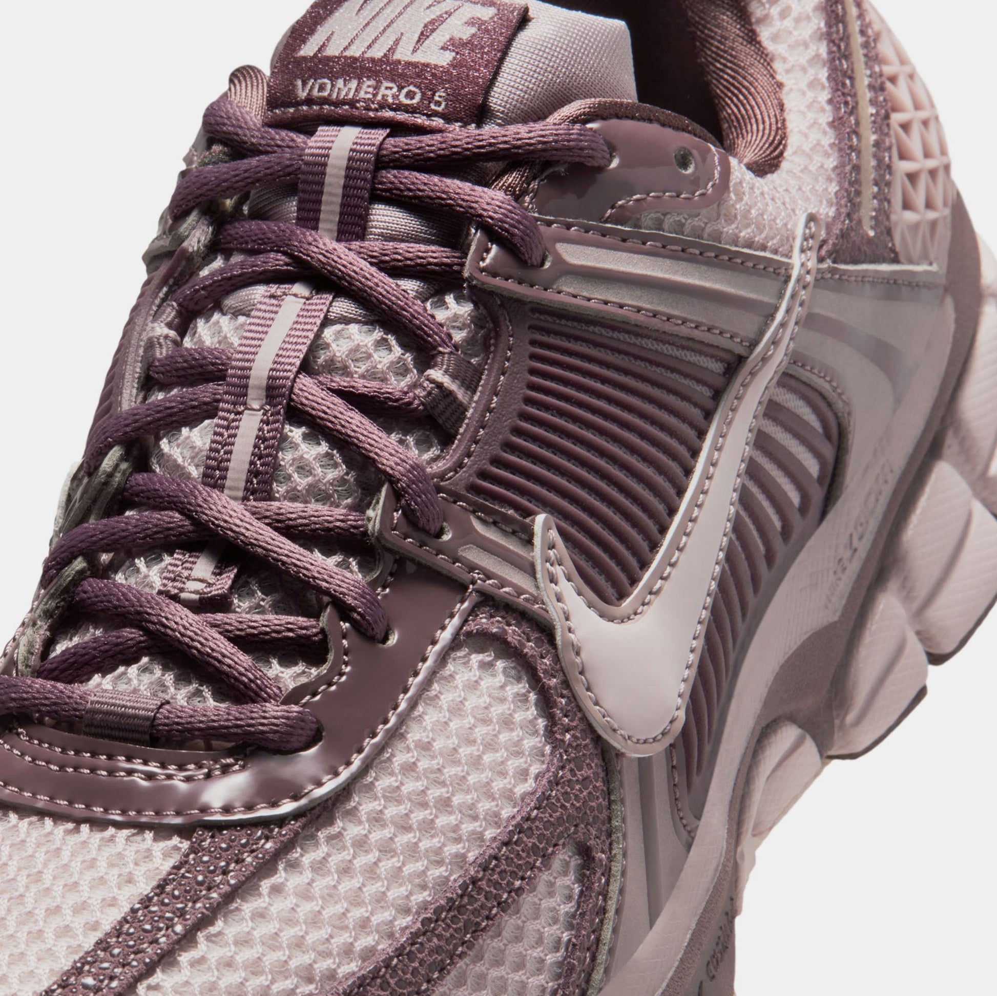 Nike Zoom Vomero 5 Stingray II6236-500 upper and Swoosh detail